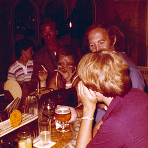 Marian, Frans, Anja, Piet en Nick aan de bar